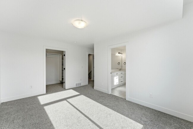 Building Photo - 138 E Chambord Ct