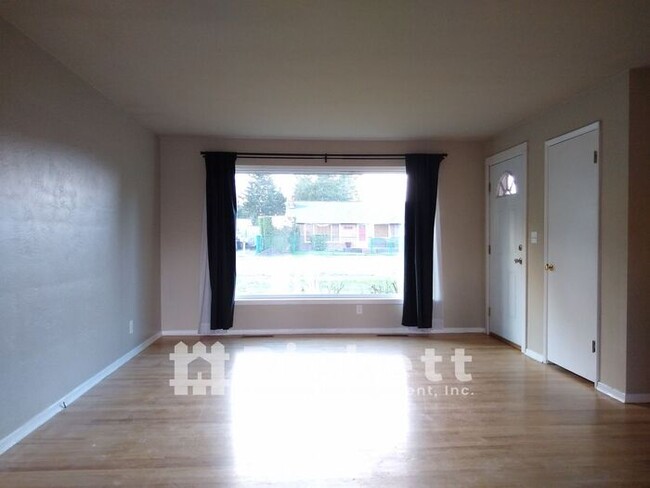 Foto del edificio - 3 Bedroom Rambler in Bremerton