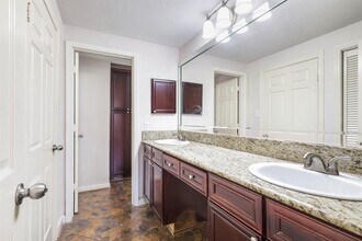 Building Photo - 2255 Braeswood Park Dr