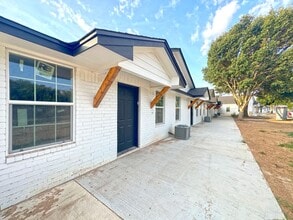 Building Photo - 9114 Royal Ln