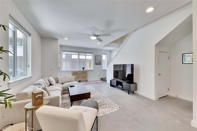 Building Photo - 814 N Bluff Dr