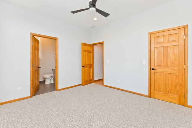 Foto del edificio - 2338 N Greenview Ave