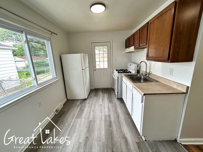 Building Photo - Cozy 2 Bedroom 1 Bathroom now available fo...