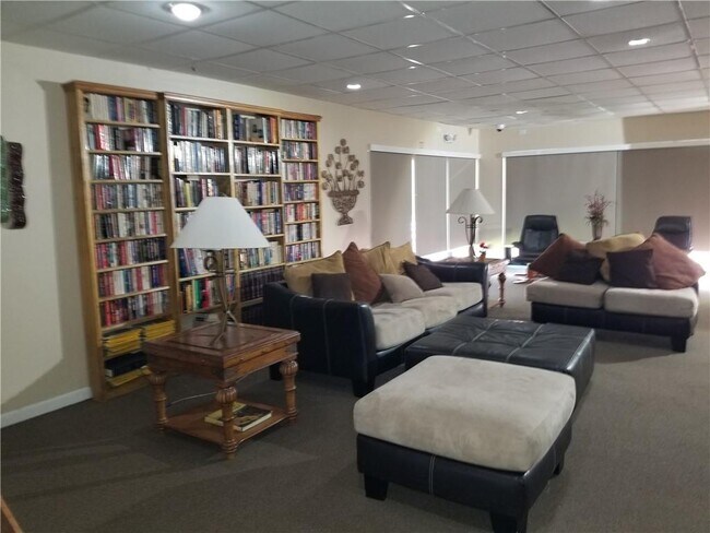 Foto del edificio - 430 Commodore Dr