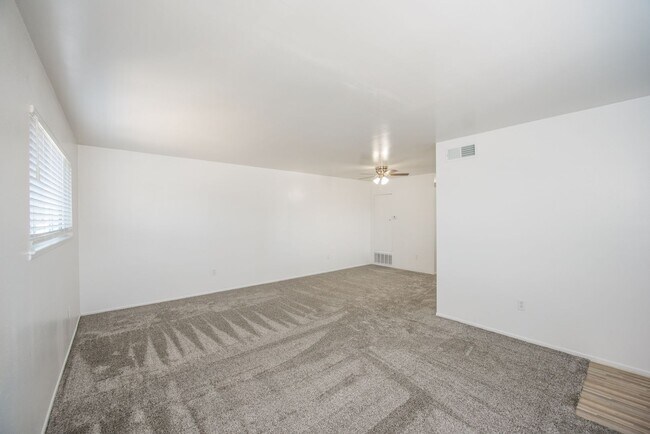 Building Photo - Newly Remodeled Upstairs Unit