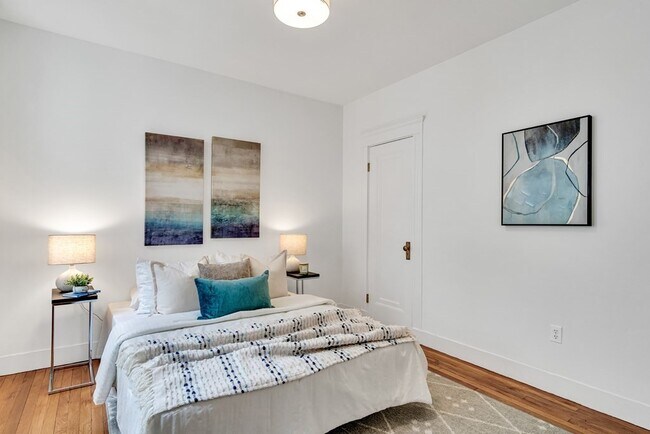 *Pictures are representative samples of the advertised unit. In some cases, the actual units you to - 32 S Huntington Ave