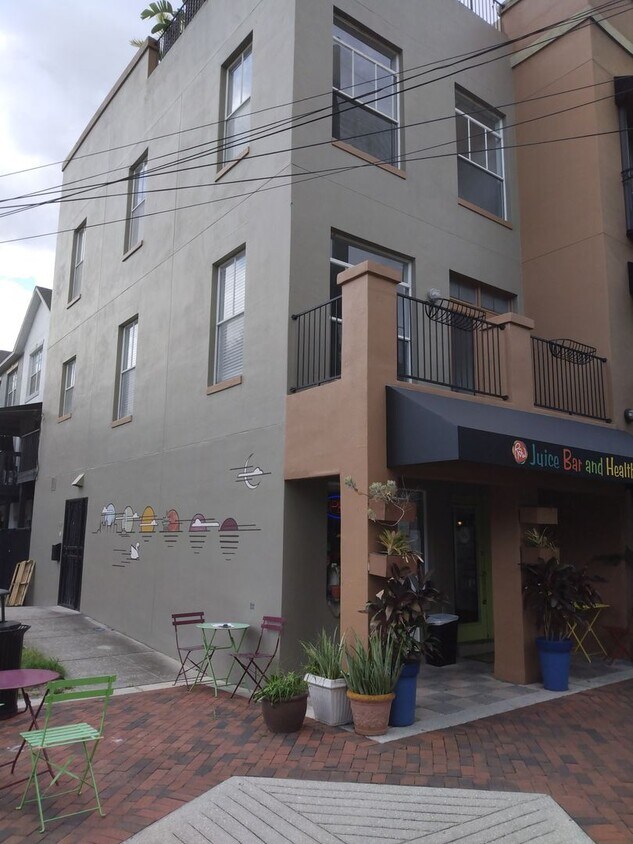 Foto principal - Rarely available Thornton Park townhouse!