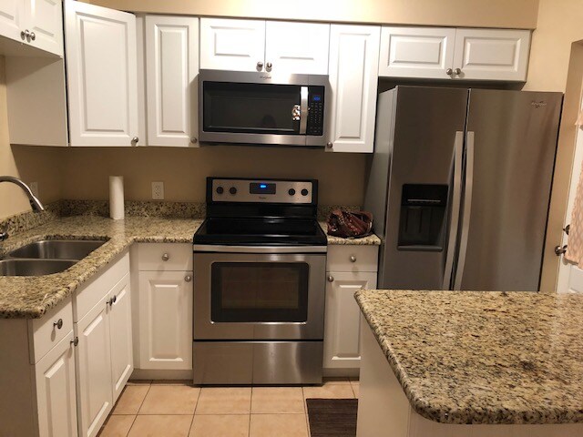 Building Photo - 631 Schumann Dr