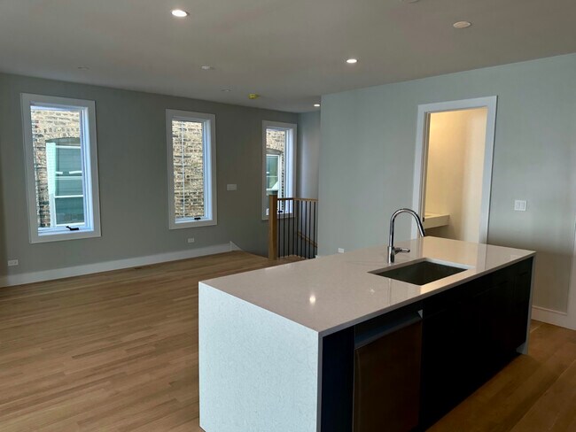 Foto del edificio - 4243 N Damen Ave