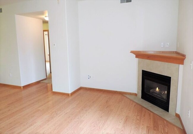 Building Photo - $1,395 | 2 Bedroom, 2 Bathroom Condo | Pet...