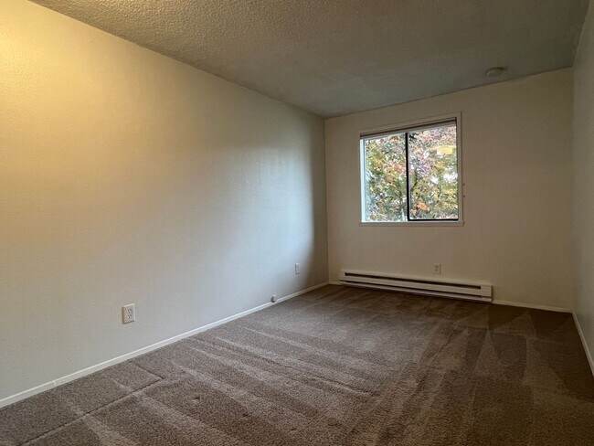 Building Photo - Townhouse Style 2BD/1.5BA w/ Parking, Balc...
