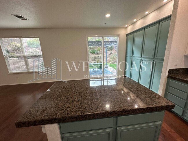 Foto del edificio - AVAILABLE NOW!!! 3 Bedroom 3 bath Private OASIS backyard in Vista, CA.