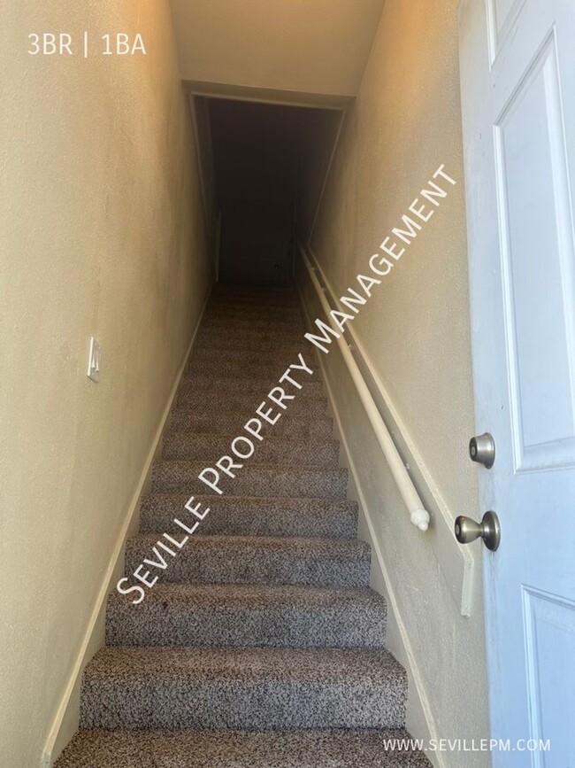 Foto del edificio - TOTALLY REMODELED 3BR / 1BA Upstairs Apart...