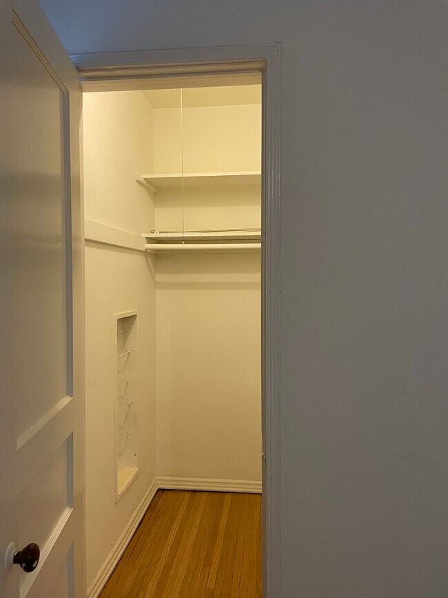 Closet - 211 N Swall Dr