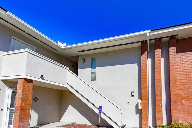 Foto del edificio - 1 Bed, 1 Bath In Highly Desirable Guard Gated Las Vegas Country Club