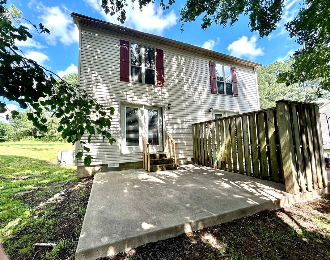 Primary Photo - Charming 2 bedroom, 1.5 bath East Fayettev...