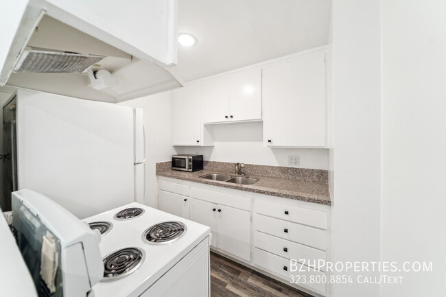 Building Photo - 7076 1/2 Lanewood Ave-16A
