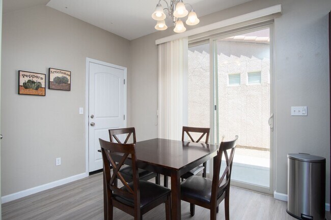 Foto del edificio - Full Furnished Short or Long-term rental in highly desired neighborhood