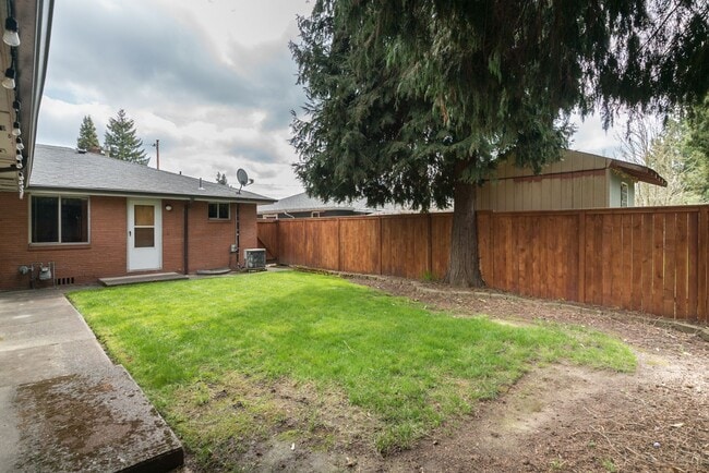 Building Photo - $500 move-in incentive! Awesome 3-bdrm/2-bath duplex in heart of Hillsboro—Laundry hook ups, atta...