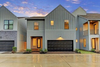 Building Photo - 9419 Benbow Park Ln