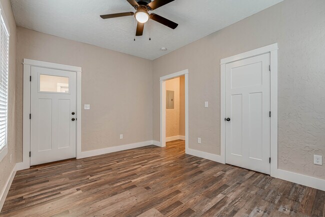 Sala de estar - 316 W Cypress St