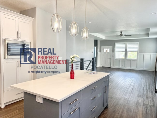 Building Photo - Beautiful Brand New 6 bedroom 3.5 bahtroom...