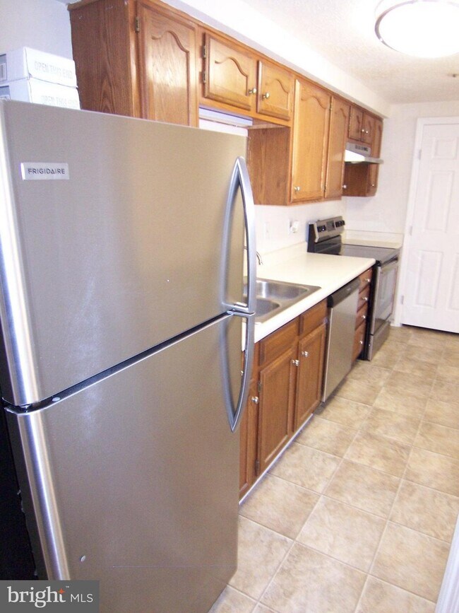 Building Photo - 901 Cedar Crest Ct