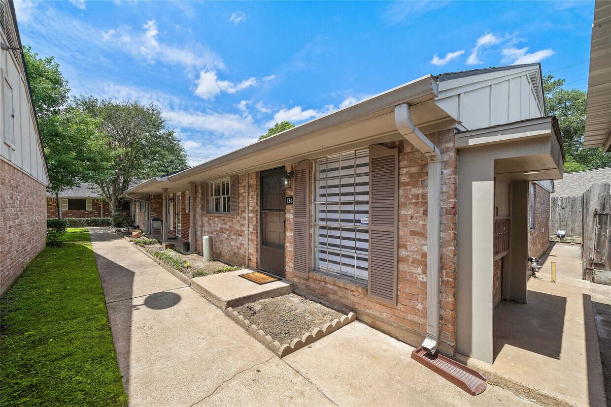 Foto principal - 1106 W Tri Oaks Ln