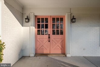 Building Photo - 641 W Country Club Dr