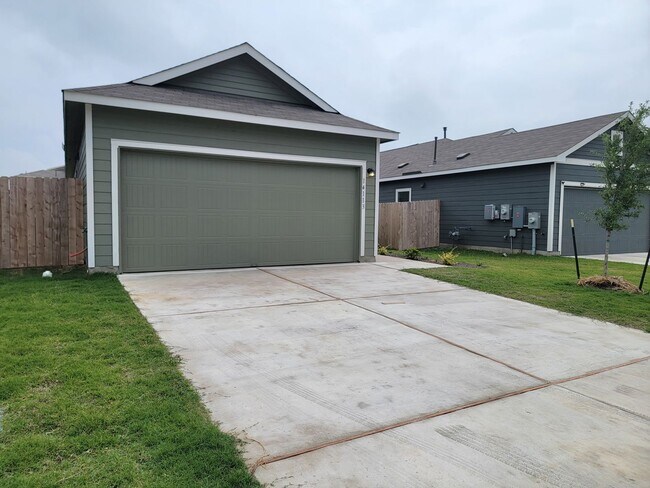 Foto del edificio - Spacious 3/BR, 2/BS Single-Level Home with...