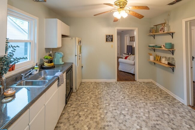 Building Photo - Charming 1930's Cottage Near Bergfeld Center!