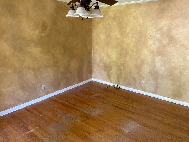 Building Photo - Charming 2 Bedroom, 1.5 Bath Home Near Sou...