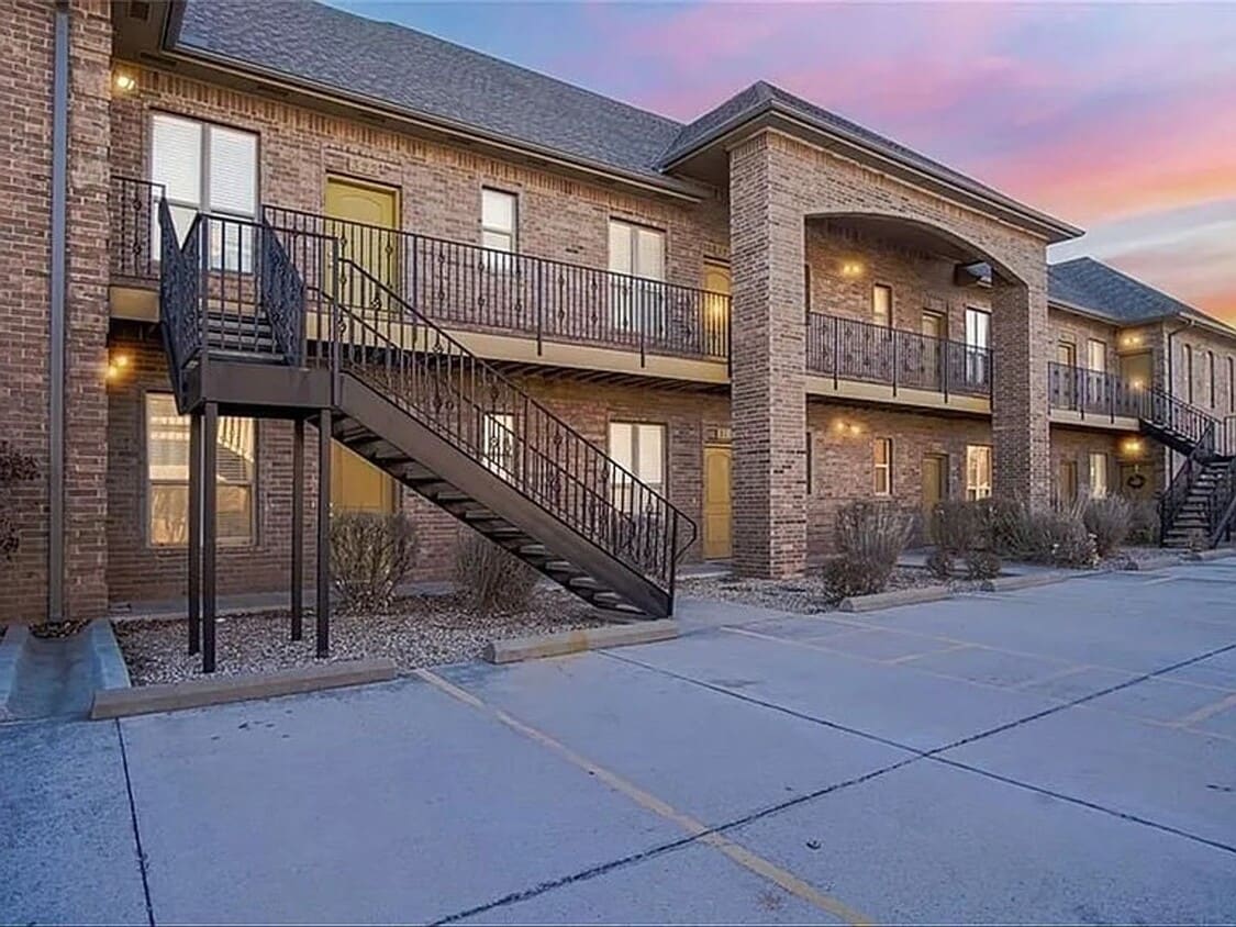 (2) Bedroom Condo Avail NOW! Pool Access! - (2) Bedroom Condo Avail NOW! Pool Access!