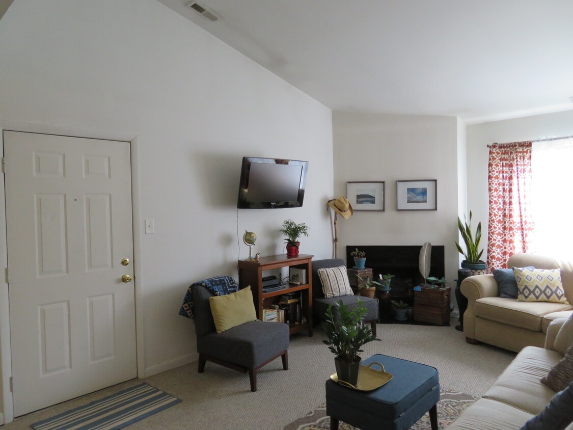 Living Area - 95 Driftwood Ct