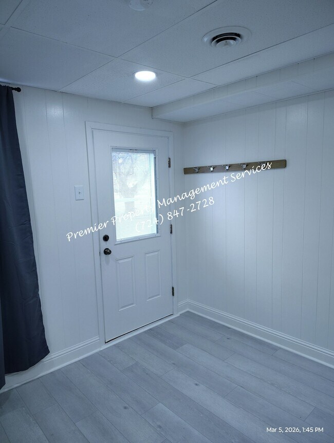 Building Photo - 906 Clyde St