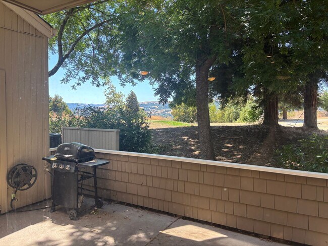 Foto del edificio - Gorgeous Two-Bedroom Condo with Golf Cours...