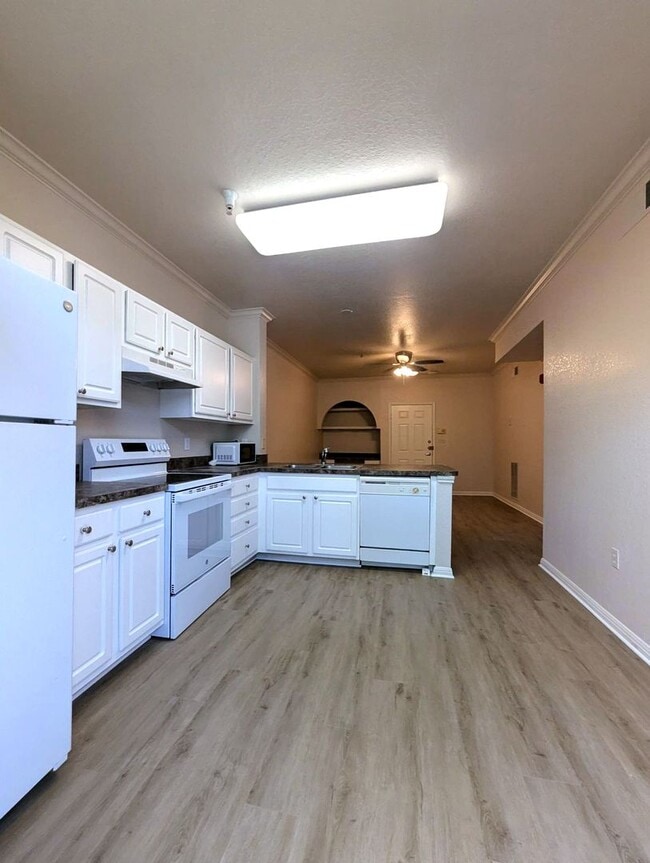Building Photo - 1x1 New flooring, stove, washer/dryer. Inc...