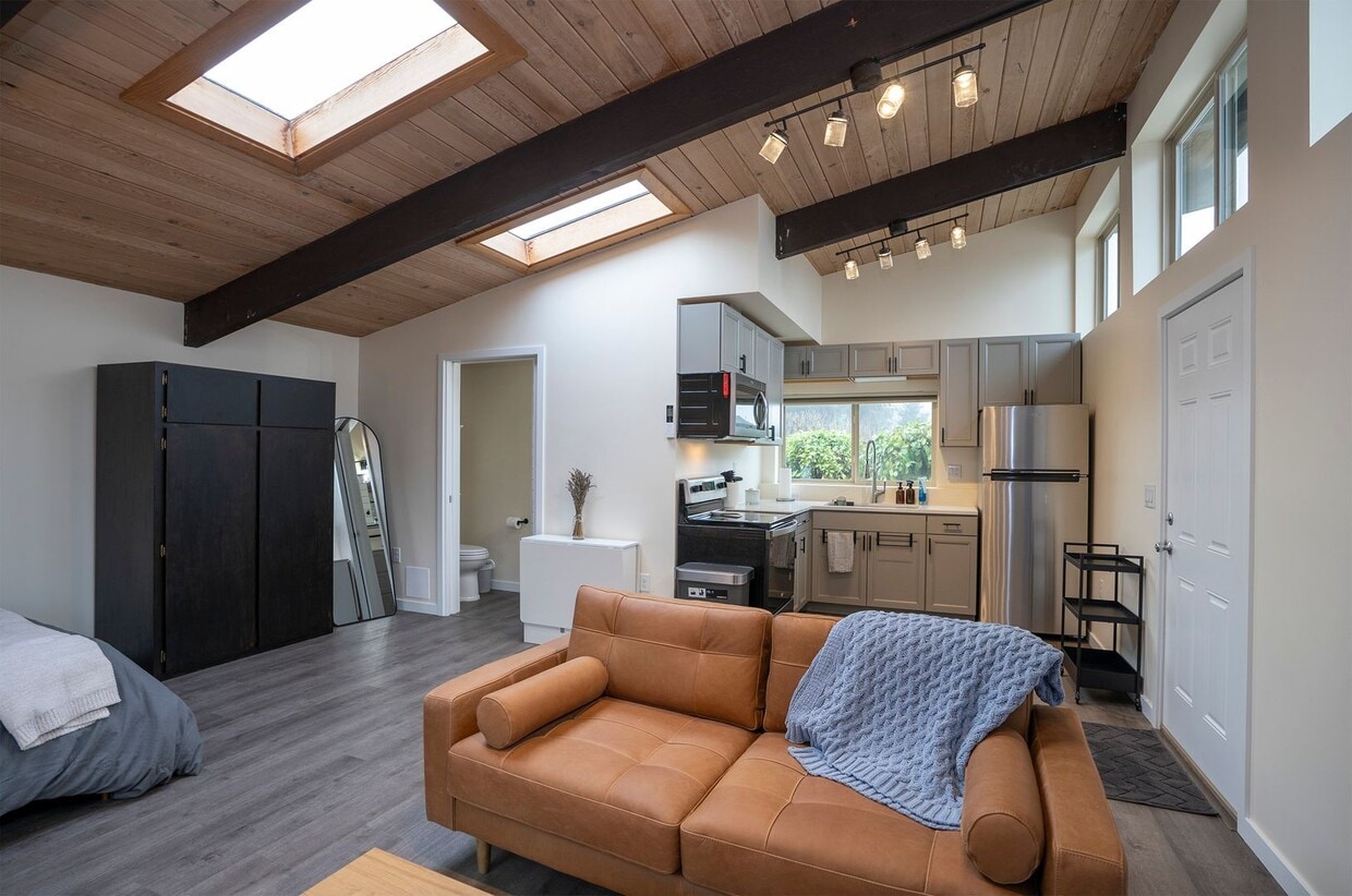 Foto principal - Fully Furnished Bungalow with Studio Living and Scenic Views in Tacoma!