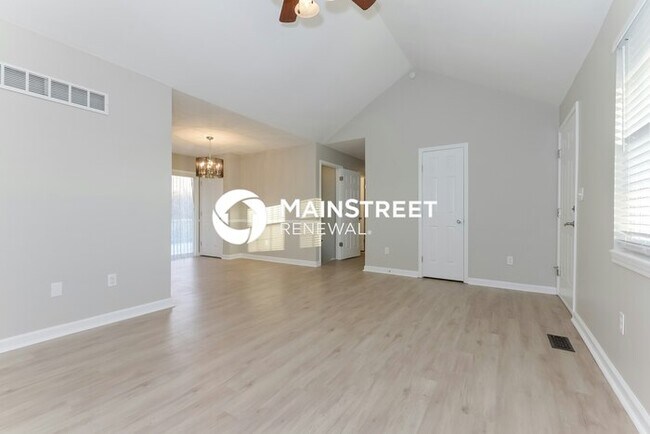Foto del edificio - 3 Bedroom Pet-Friendly Home in Independence, MO with Main Street Renewal