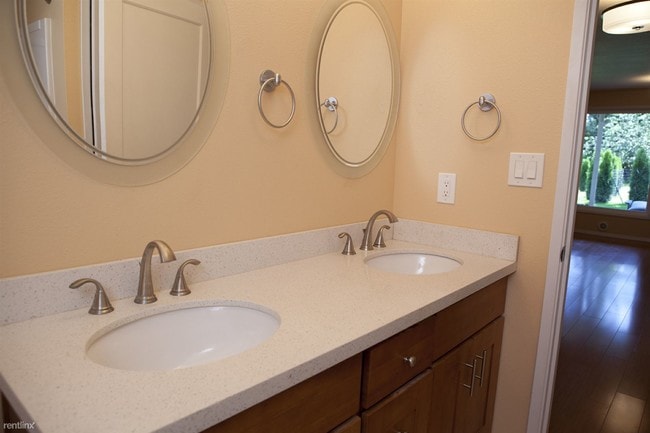 Foto del edificio - 2553 Bellevue Way NE