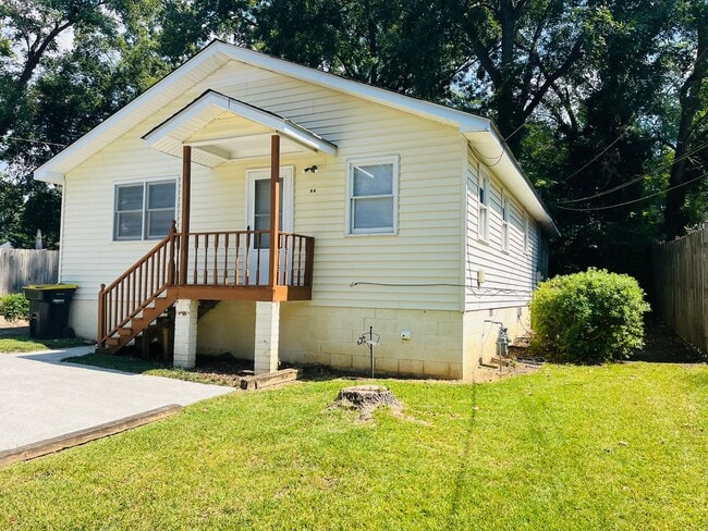 Building Photo - Great location! Close to Downtown Newnan, ...