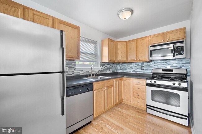 Building Photo - 3232 Albemarle Ave