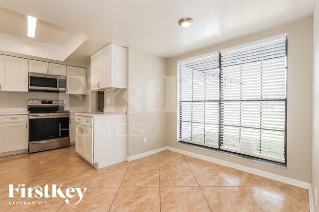 Foto del edificio - 6802 Rosemary Dr