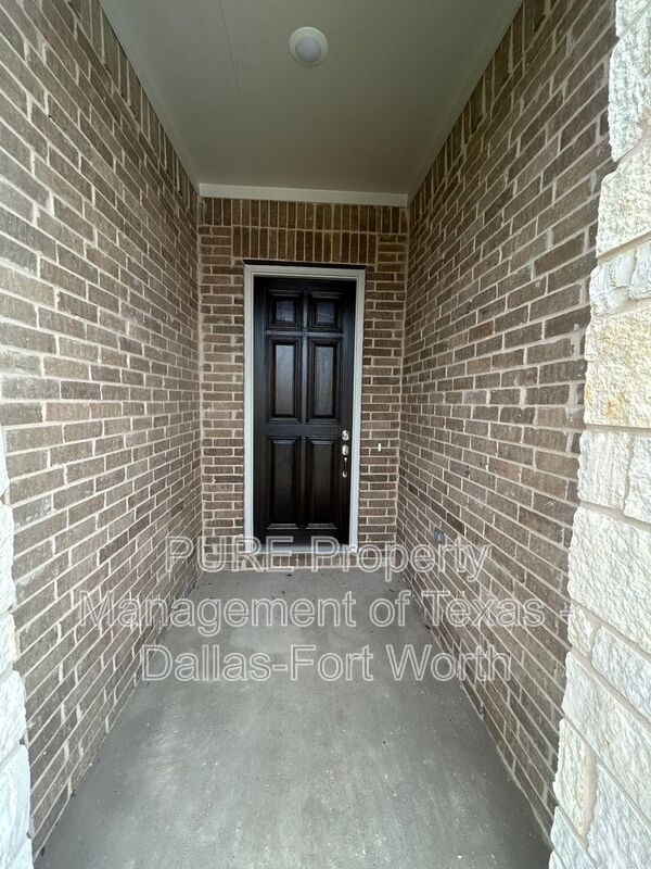 Building Photo - 2409 Hollyhill Wy