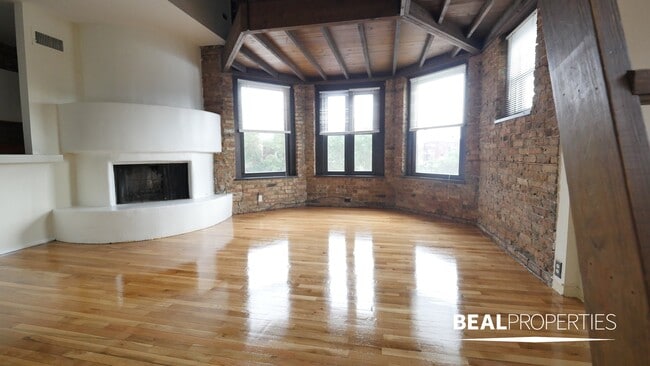 Building Photo - 558 W Wellington Ave