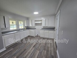 Building Photo - 909 Gaines Ave