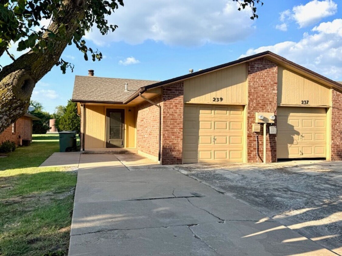 Foto principal - Beautiful updated interior 2 bedroom duple...