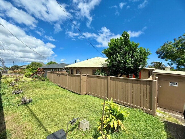 Foto del edificio - 3 Bedroom / 2 Bathroom Home with large yar...