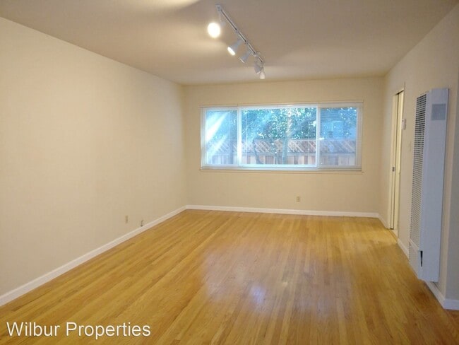 Building Photo - 665 Roble Ave