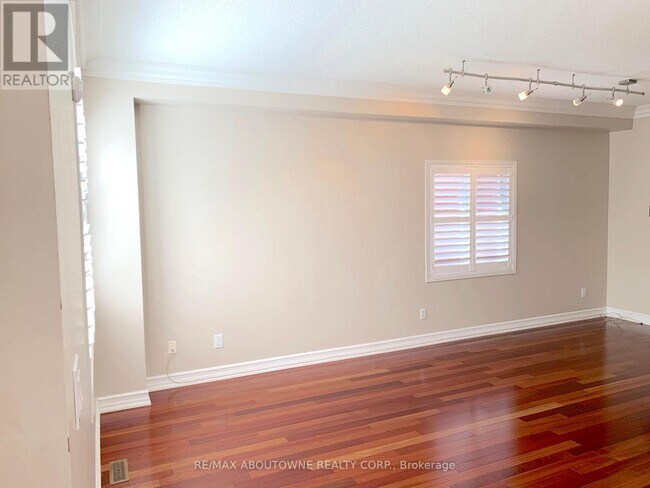 Building Photo - 469 Ambleside Dr